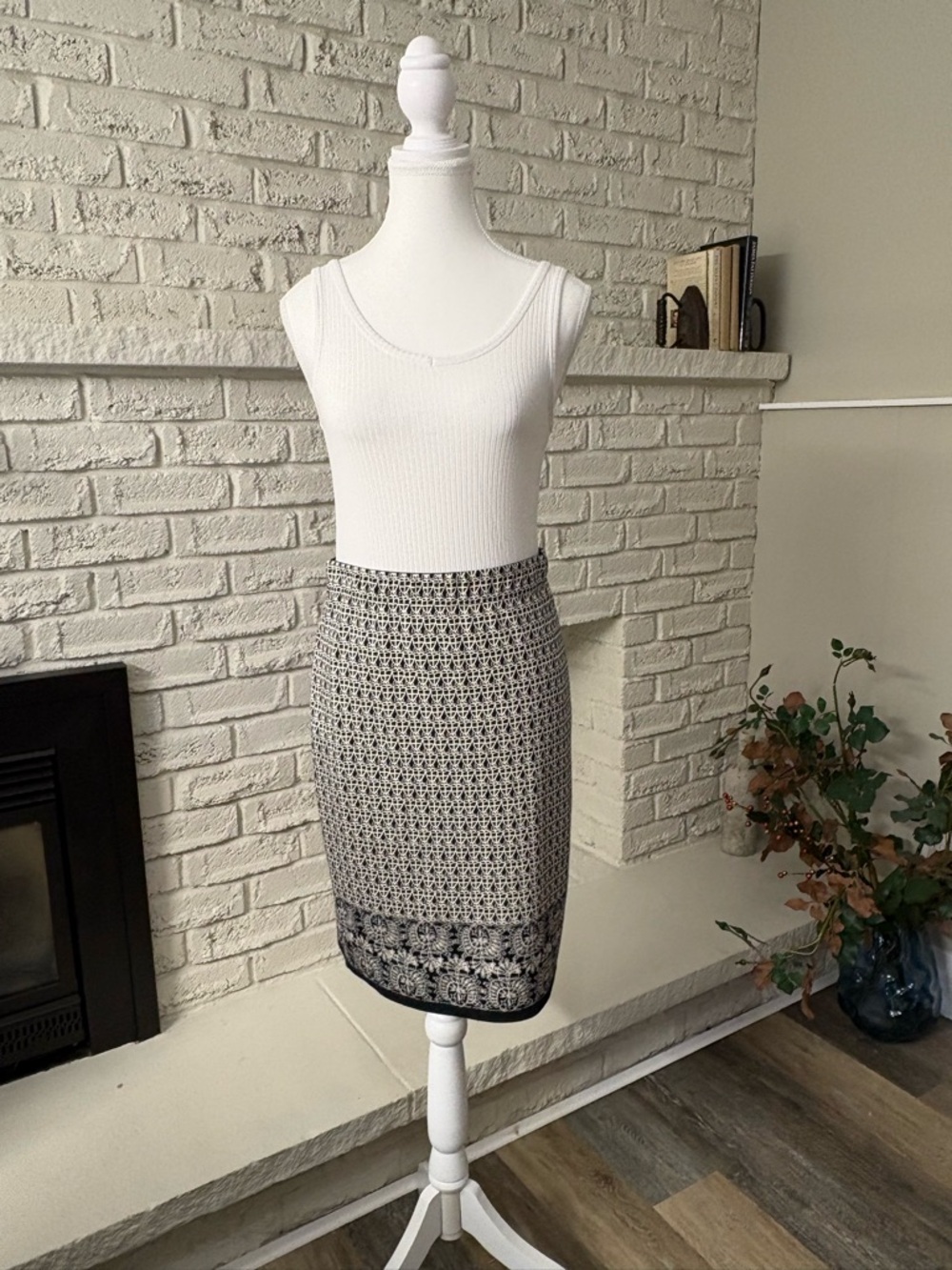 Max Studio Black & White Geometric Border Print Pencil Skirt - S